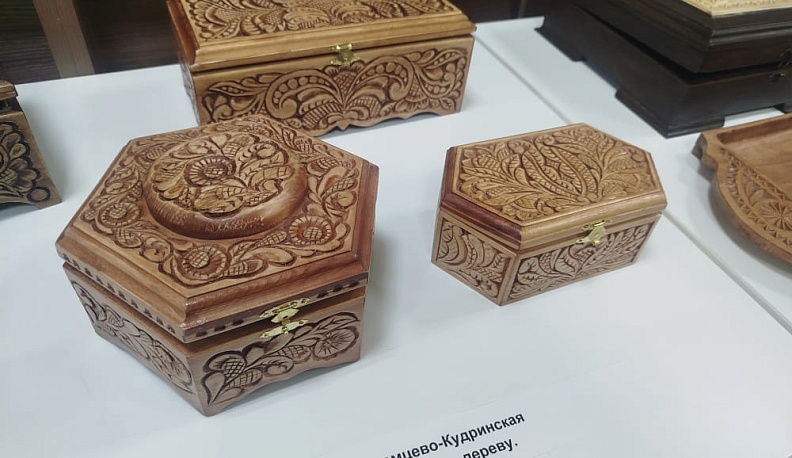 В Думиничском округе местный мастер рассказал землякам о промыслах и ремеслах народов России и о своем творчестве