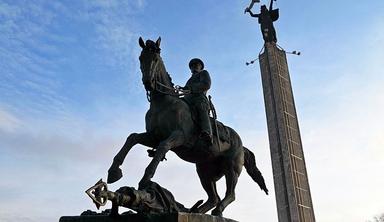 Владислав Шапша возложил цветы к Могиле неизвестного солдата в Калуге