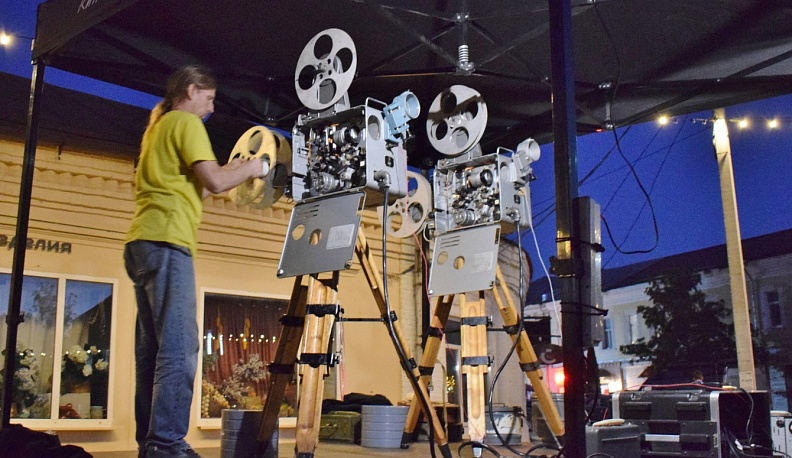 В Тарусе показывают кино под открытым небом
