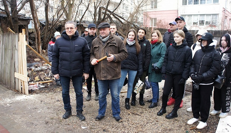 В Калуге во время субботника на территории дома-памятника нашли старинный патефон с пластинками