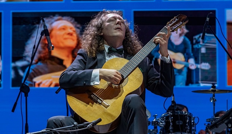 За особые заслуги перед Калужской областью отметили создателя «Мира гитары» Олега Акимова