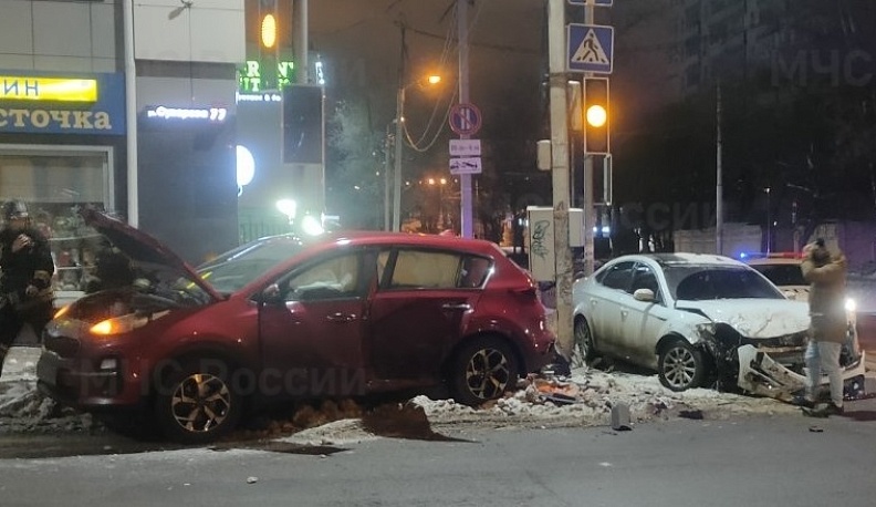 На улице Суворова в Калуге столкнулись две иномарки