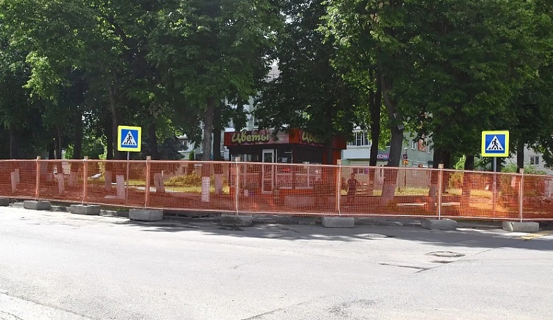 В Людинове приступили к благоустройству сквера Партизан на улице Ленина
