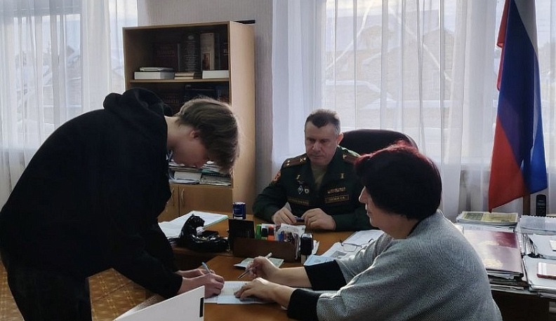 Юхновских старшеклассников поставили на первичный воинский учёт