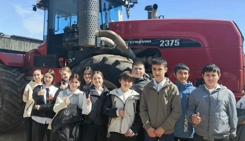 Школьники из села в Жуковском округе посетили хозяйство «Племзавод Заря» 