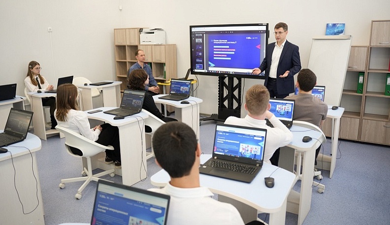 Дмитрий Разумовский рассказал калужским школьникам об операционных системах