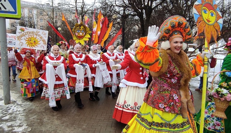 По Калуге прошло масленичное шествие