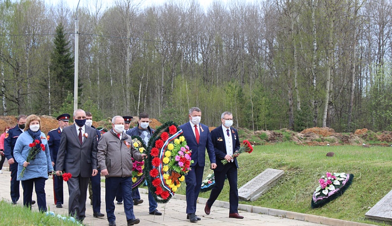 Мосальчане возложили цветы и венки на воинское захоронение в д. Барсуки