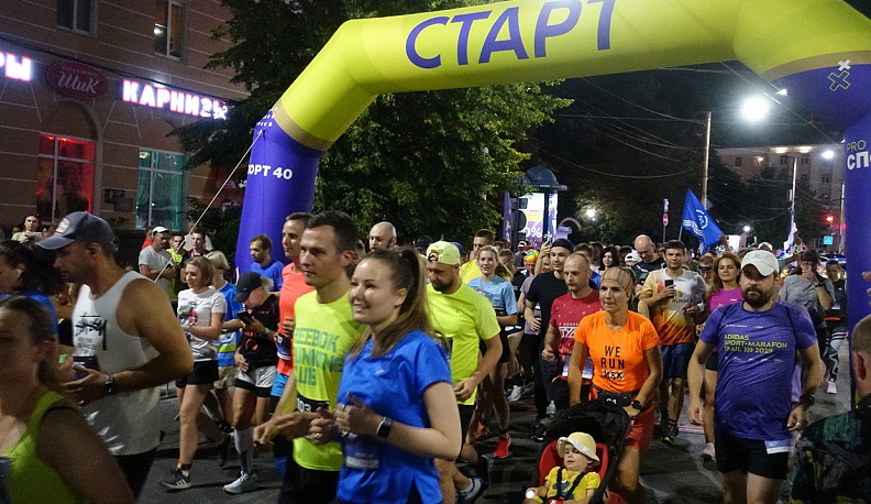 Ночь, улица,  фонарь, атлеты