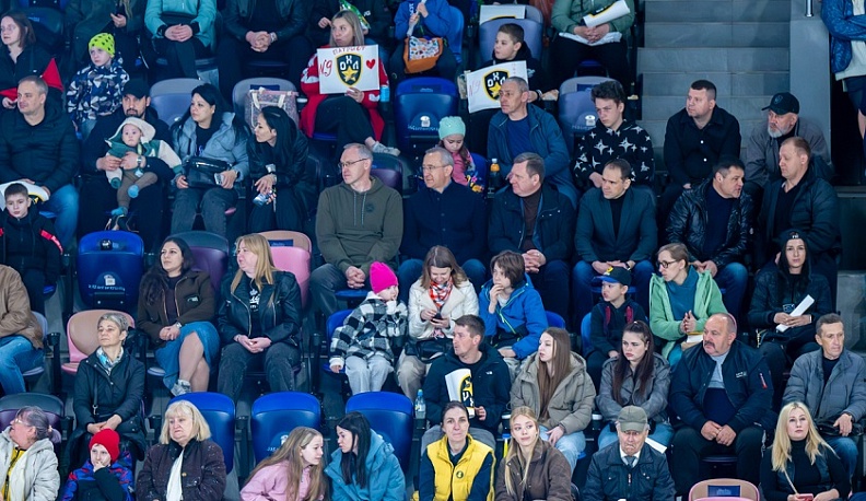 Владислав Шапша сегодня в числе самых активных болельщиков на нескольких хоккейных матчах