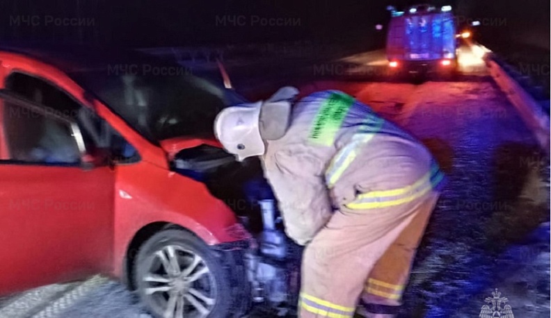 На трассе М-3 в Калужской области иномарка врезалась в отбойник