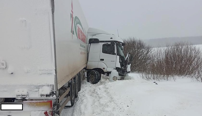 На Киевском шоссе в Калужской области столкнулись две фуры