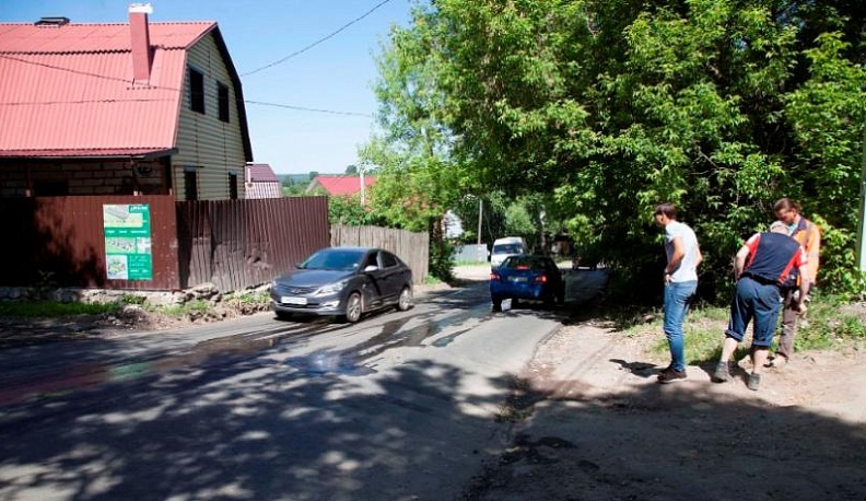 В калужском Подзавалье родник течёт из-под асфальта