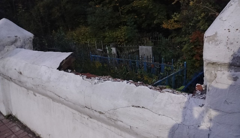 Забор Пятницкого кладбища в Калуге продолжает разрушаться