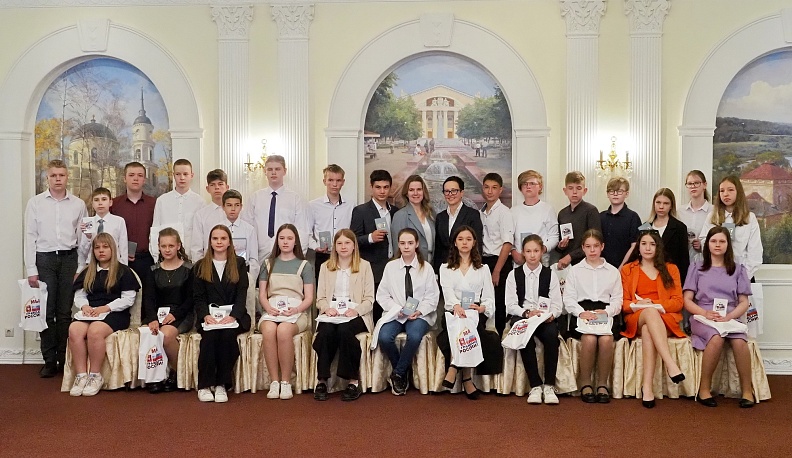 Накануне Дня России калужским школьникам вручили паспорта