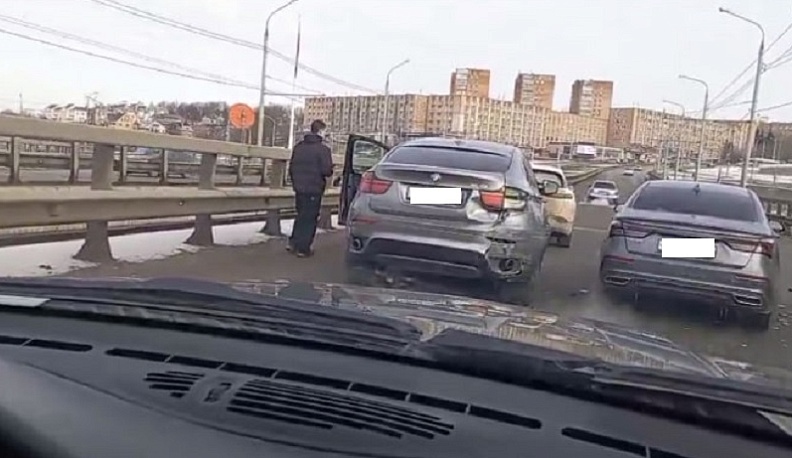 В Калуге Гагаринский мост перекрыла массовая авария