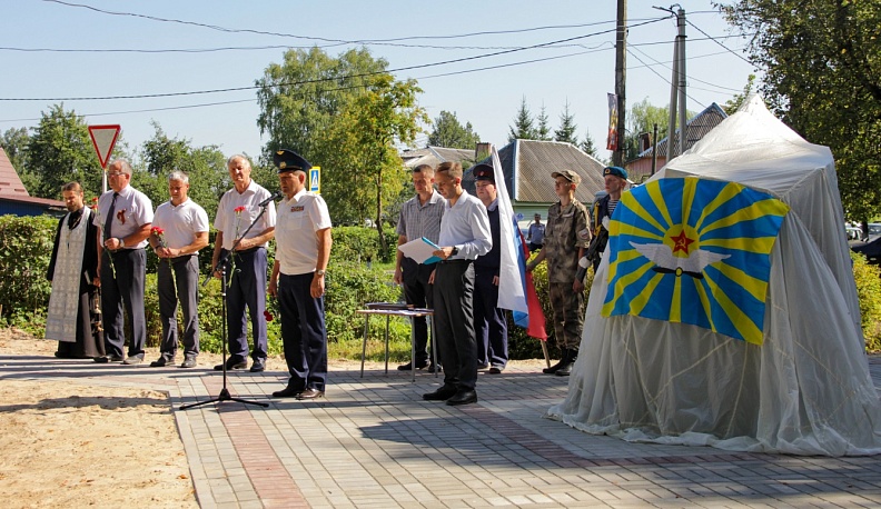 В Жиздре торжественно открыли памятный знак воинам-авиаторам