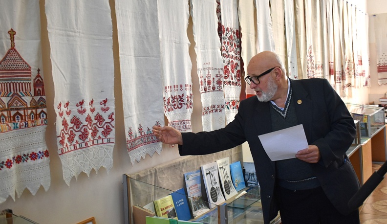 В Кировском историко-краеведческом музее открылась выставка рушников