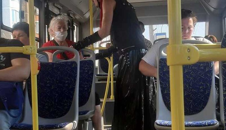 Калужский музыкант развлекал брянцев в общественном транспорте