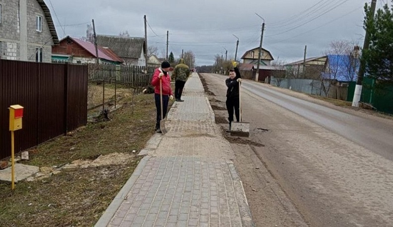 В поселке Ферзиково приступили к уборке территорий