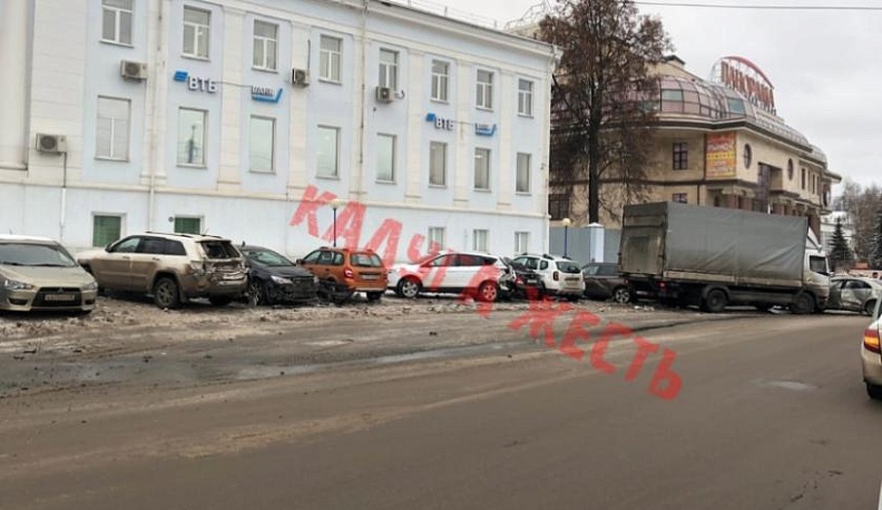 В соцсетях разместили видео аварии на улице Марата в Калуге