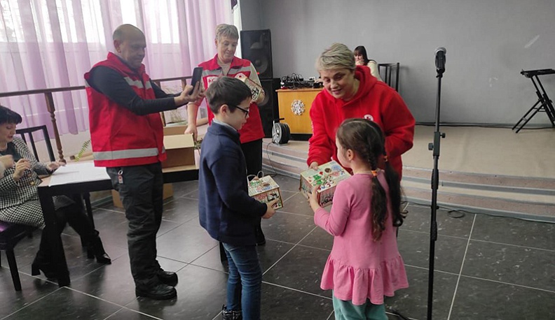 Вручение новогодних подарков детям  из малообеспеченных семей.