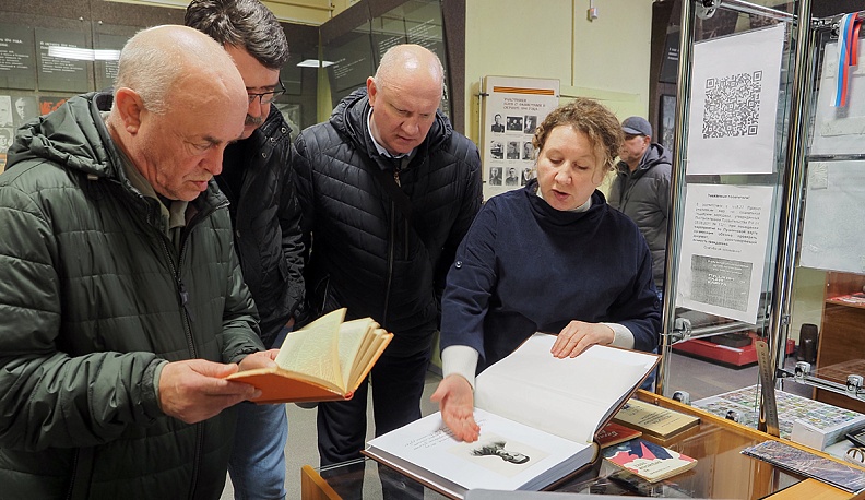 В музей И.С. Стрельбицкий успел передать  при жизни личные вещи, документальный материал. С ними журналистов знакомит Елена Воронкина.