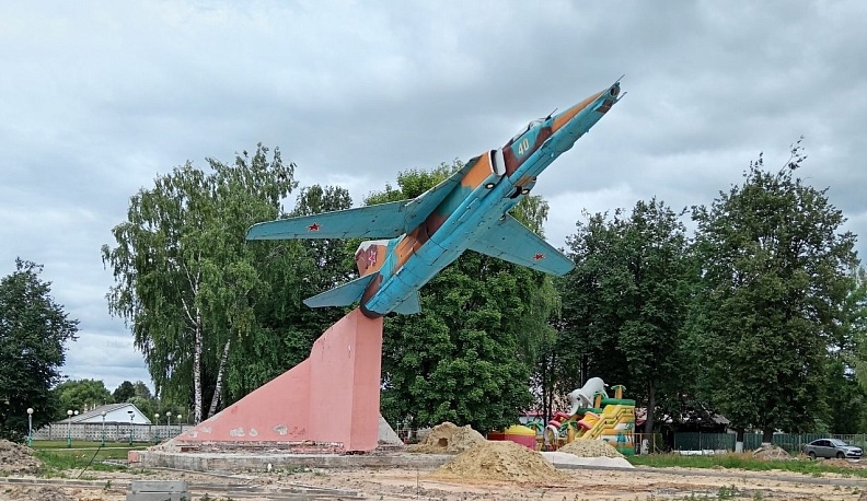 В Калужской области выбирают цвет для памятника-самолета