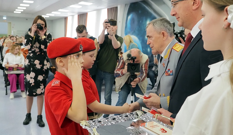 В калужской школе № 13 чествовали лучших юнармейцев региона