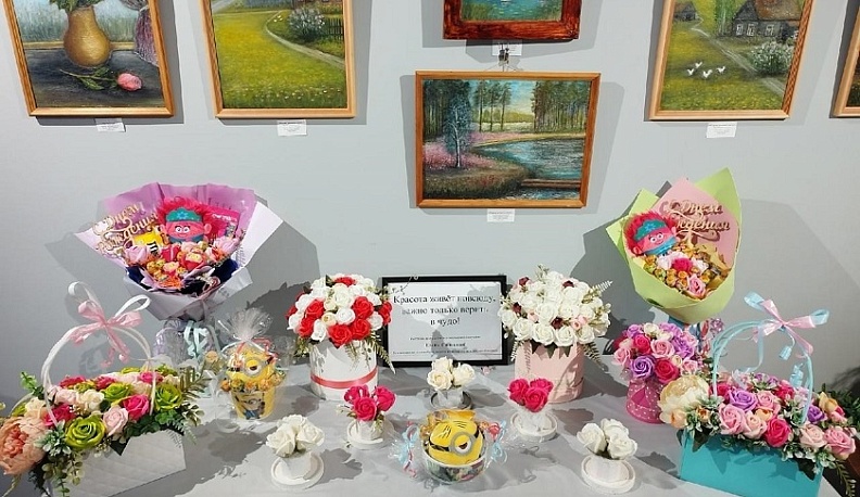 Сразу две выставки художественных работ открылись в Хвастовичском районе