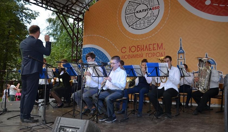 В парке культуры и отдыха Калуги выступают воспитанники детских школ искусств