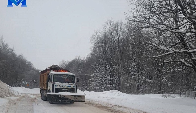 Более 100 единиц техники убирают дороги от снега в Калужской области