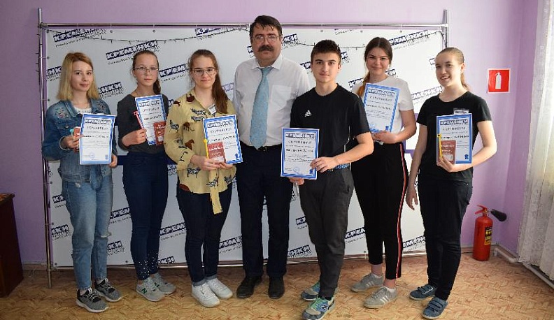 Главный редактор газеты «Весть» Юрий Расторгуев вручил сертификаты юным журналистам