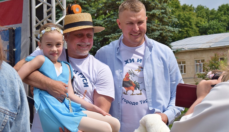 В Тарусе прошёл XV юбилейный фестиваль «Петухи и гуси в городе Тарусе»