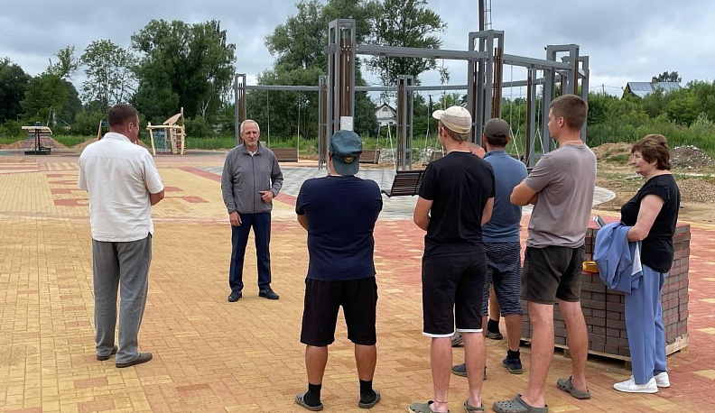 В Спас-Деменске завершается благоустройство общественной территории по федеральной программе