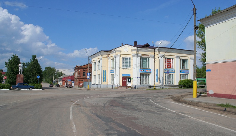 Первая красавица в городе жила...