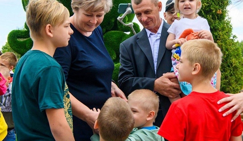 Владислав Шапша рассказал о семье из Калужской области, взявшей на попечительство пятерых детей из Донбасса