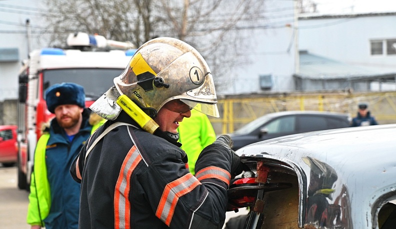 В Калуге в условиях близких к реальным проходят соревнования по спасению в ДТП