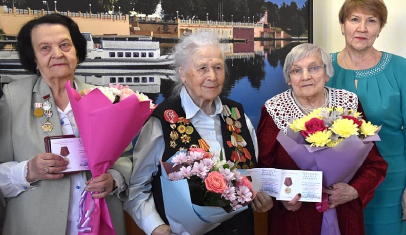 287 жителей Людиновского района получили юбилейные медали и удостоверения к ним