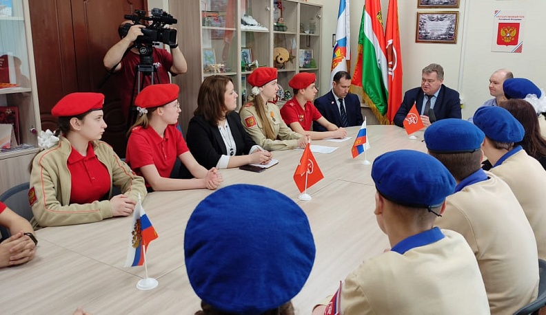 Министр Олег Калугин ответил на вопросы юнармейцев о спецоперации на Украине