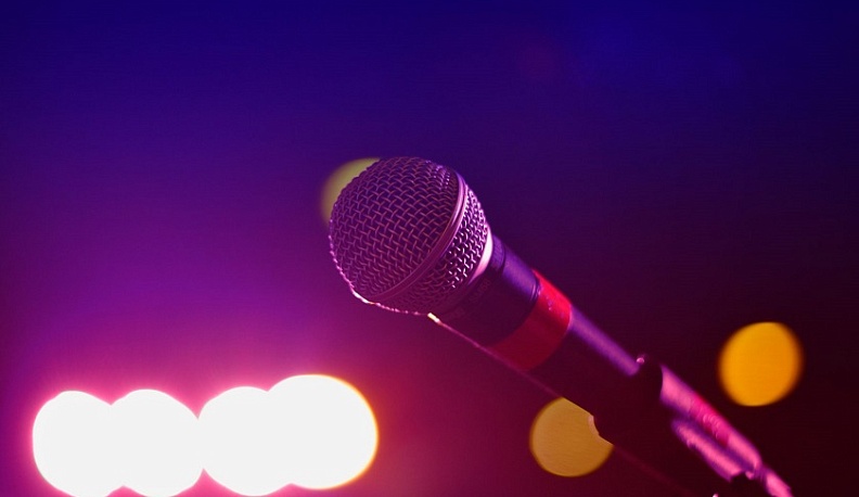 4 марта - День рождения микрофона