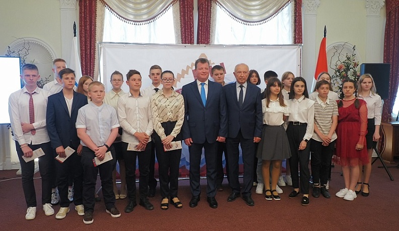 Калужским школьникам вручили паспорта граждан России