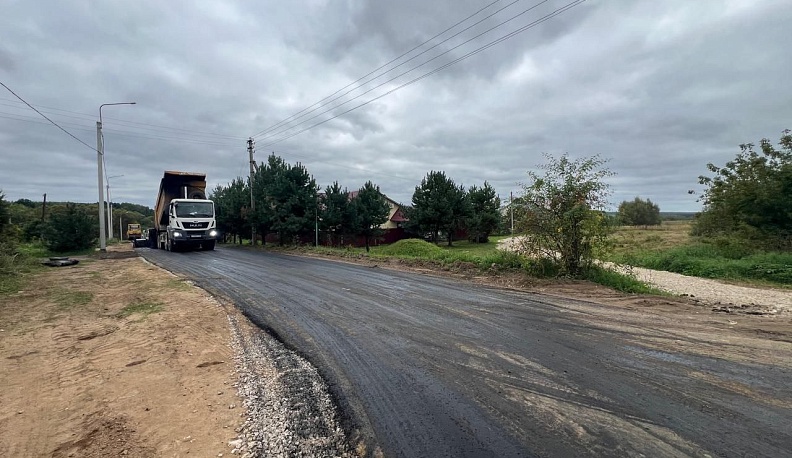В Думиничском районе активно ведется ремонт дороги в рамках нацпроекта