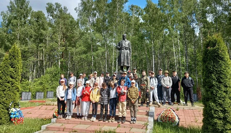 По памятным местам Спас-деменского округа прошлись калужские школьники