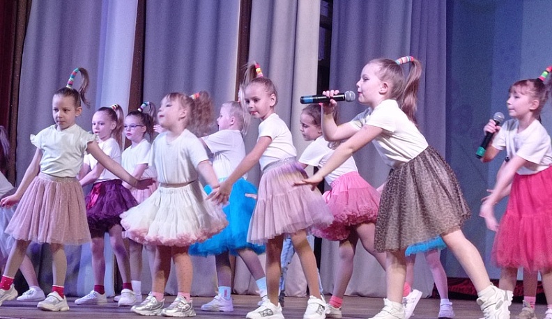 В Людинове женщин поздравили с 8 марта