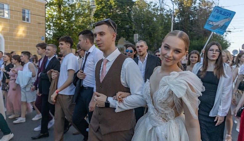 Одним из главных трендов этого сезона стал невесомый тюль, особенно в светлых оттенках. Такие наряды напоминают образ принцессы, подчеркивают все достоинства. Однако не каждая выпускница решится на такой смелый шаг.