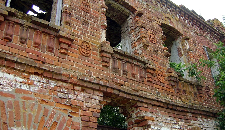 А кирпичи разобрали на строительство…