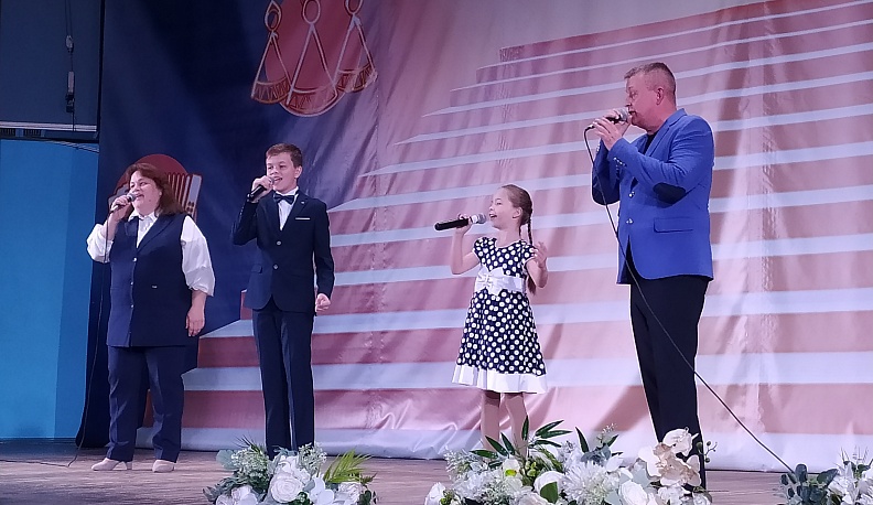 С домашних подмостков