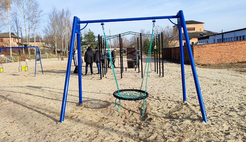 В селе Заречный Людиновского района построили игровые площадки