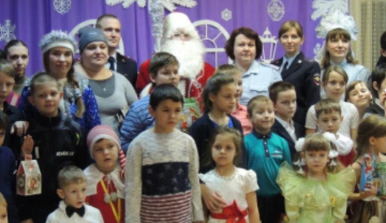 Полицейский Дед Мороз приехал в калужский приют "Мечта"